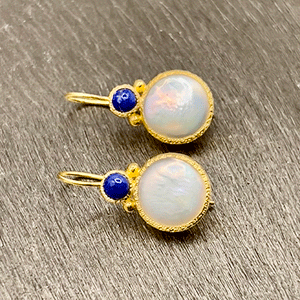 Devi - Pearl earrings gold with lapis lazuli gemstone