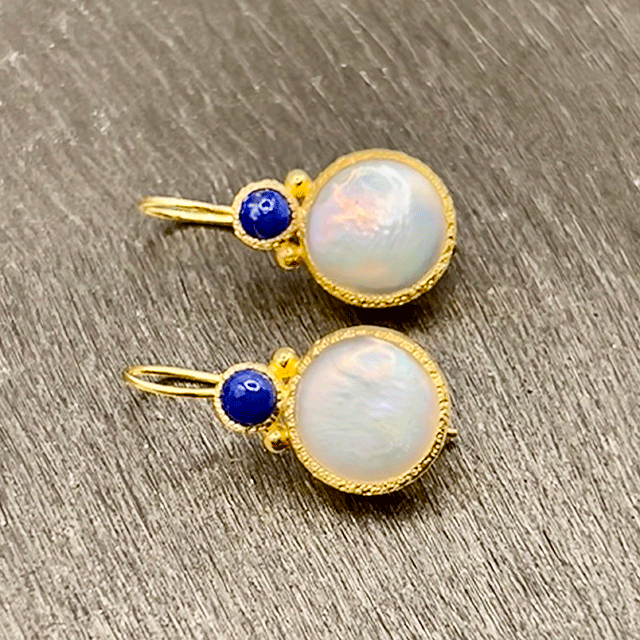 Devi - Pearl earrings gold with lapis lazuli gemstone